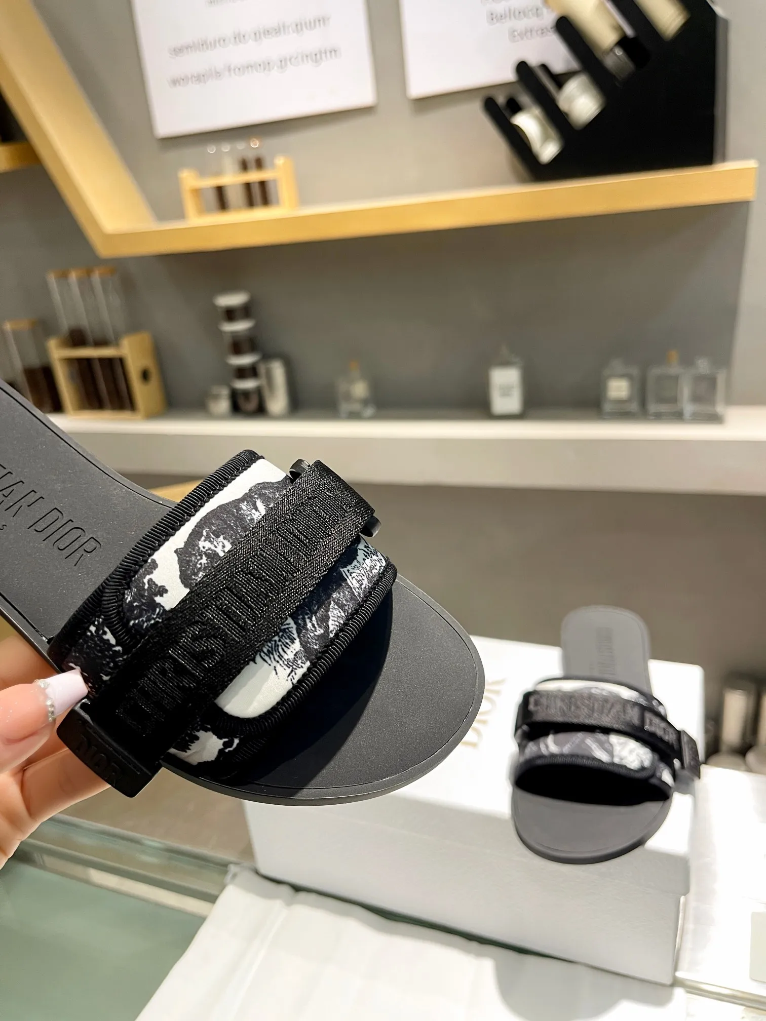 👟👟Ex-factory price 380👟👟 Dior D’s latest series of Velcro buckle sandals and slippers in new colors! Perfect reproduction of the original version, the most popular color matching fabric, super layered ▪️Original molded high-end TPU outsole (not ordinary rubber) ▪️Very comfortable and easy to walk. All upper materials are custom-made from the original ▪️3D electric embroidered three-dimensional cloth surface, very versatile, a must-have for lazy people in summer ▪️Number of yards: 35-41